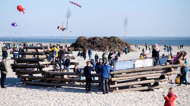 Sonnige Ostern - Toter bei Osterfeuer-Aufbau