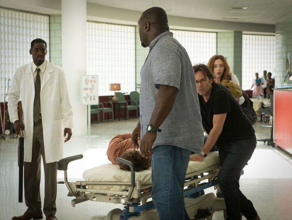 Ein Kampf auf Leben und Tod. Dr. Chenai (Derek Roberts, l.) muss operieren, während Abraham (Nonso Anozie, 2.v.l.), Mitch (Billy Burke 2.v.r.) und J... - Bildquelle: Cook Allender 2015 CBS Broadcasting Inc. All Rights Reserved.