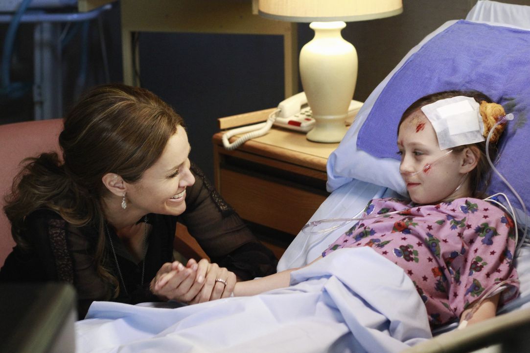 Dells Tochter, Betsey (Hailey Sole, r.) wird in der Notaufnahme gebracht. Violet (Amy Brenneman, l.) und die anderen Ärzte machen sich große Sorge... - Bildquelle: ABC Studios