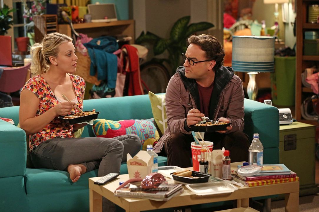 Als Sheldon erfährt, dass Penny (Kaley Cuoco, l.) darüber nachdenkt, die Beziehung mit Leonard (Johnny Galecki, r.) zu beenden, versucht er, sich ei... - Bildquelle: Warner Bros. Television