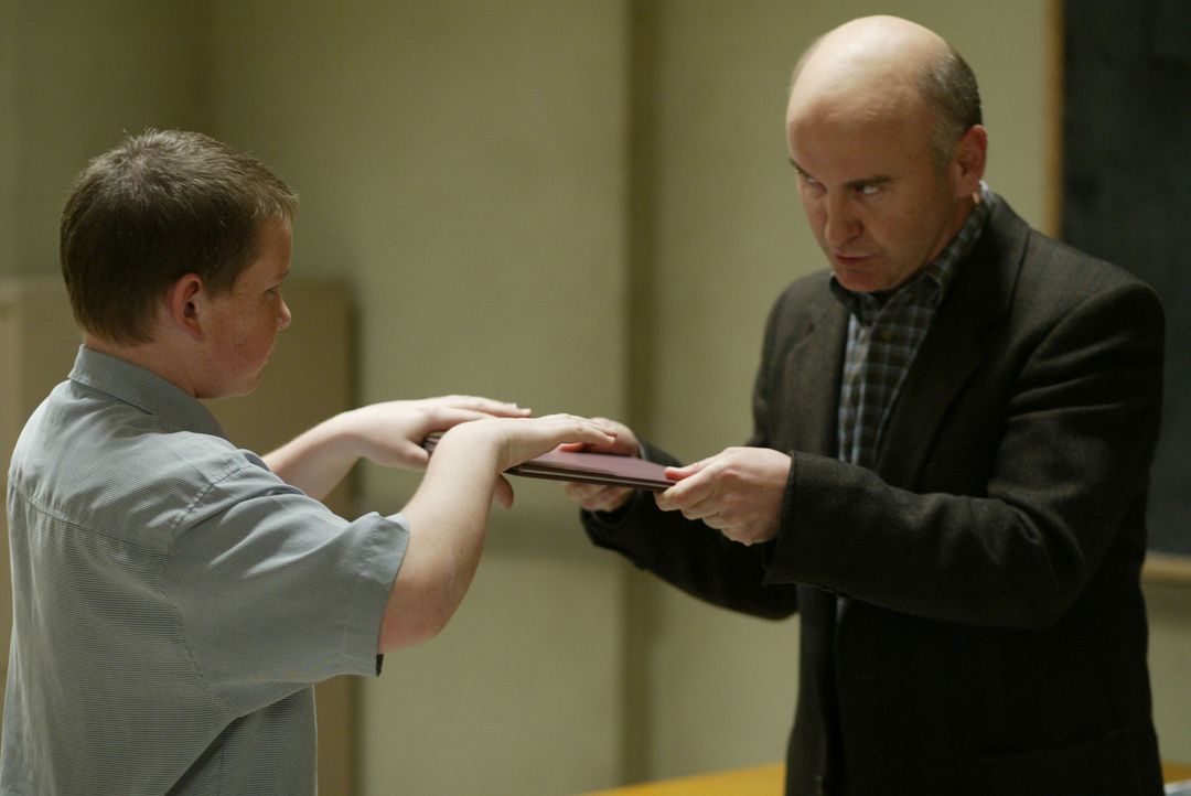 Nicht nur Dewey lässt sich bei Mr. Sheridan (Matt Malloy, r.) testen, um in eine spezielle Klasse zu kommen ... - Bildquelle: TM +   2000 Twentieth Century Fox Film Corporation. All Rights Reserved.