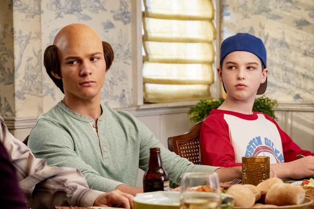 Georgie Cooper (Montana Jordan, l.); Sheldon Cooper (Iain Armitage, r.) - Bildquelle: 2020 Warner Bros. Entertainment Inc. All Rights Reserved.