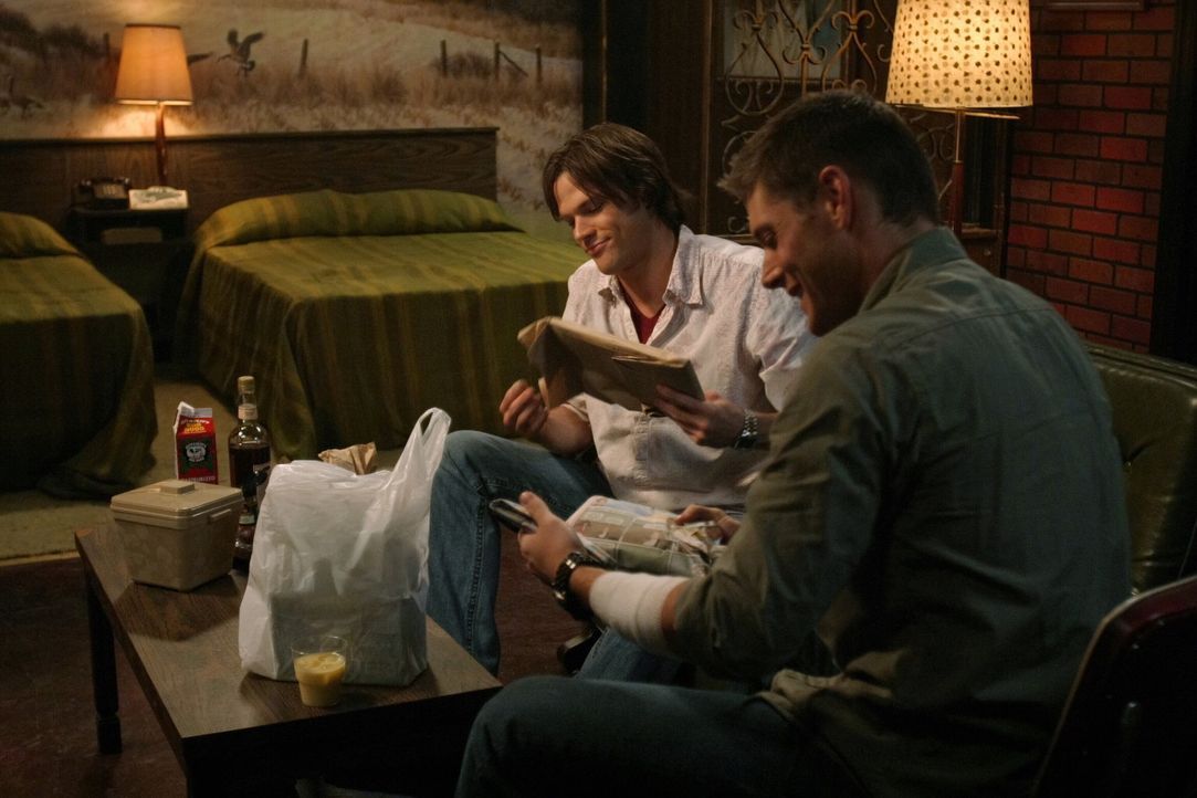 Übernatürliche Weihnachten: Sam (Jared Padalecki, l.) und Dean Winchester (Jensen Ackles, r.) ... - Bildquelle: Warner Bros. Television