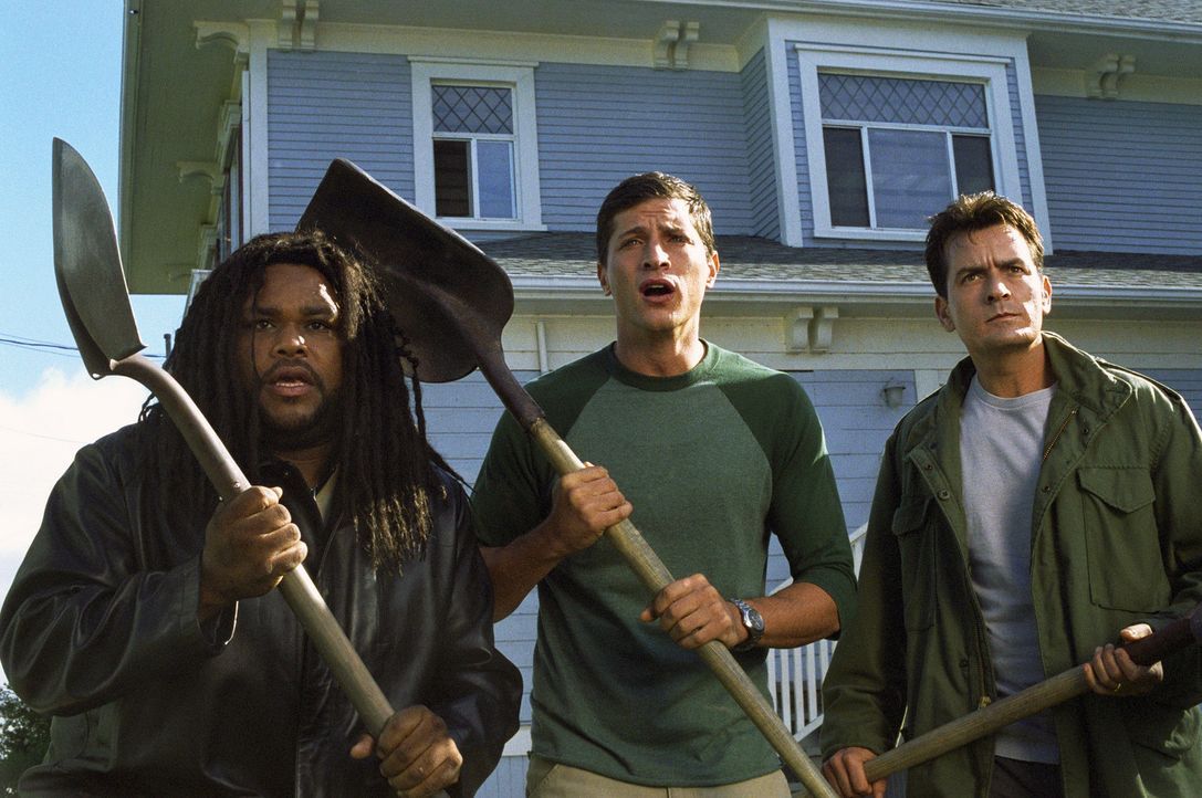 Welcher Alien bekommt es bei diesem Anblick nicht mit der Angst zu tun? Mahalik (Anthony Anderson, l.) und die beiden Brüder George (Simon Rex, M.)... - Bildquelle: Miramax Films