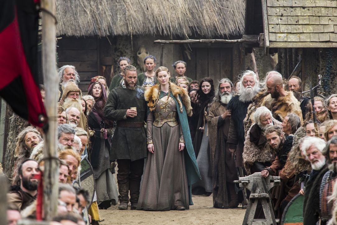 Nach den erfolgreichen Verhandlungen in England mit König Ecbert wird in Kattegat gefeiert. Doch können sich Ragnar (Travis Fimmel, M.l.) und Aslaug... - Bildquelle: 2014 TM TELEVISION PRODUCTIONS LIMITED/T5 VIKINGS PRODUCTIONS INC. ALL RIGHTS RESERVED.