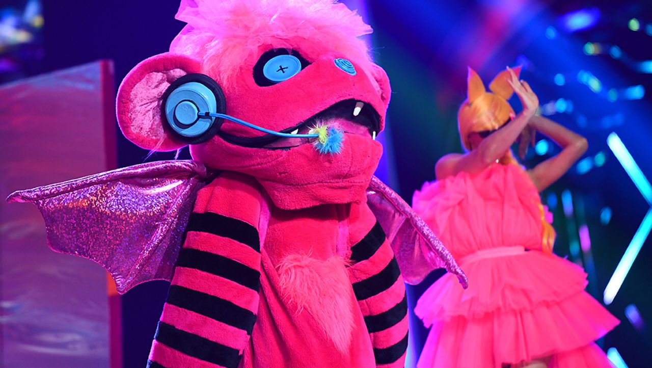 Шоу маска 3 сезон на нтв 2022. Шоу маска 3 сезон монстрик. The masked singer монстрик. Шоу маска костюмы. Выступление маски монстрика.