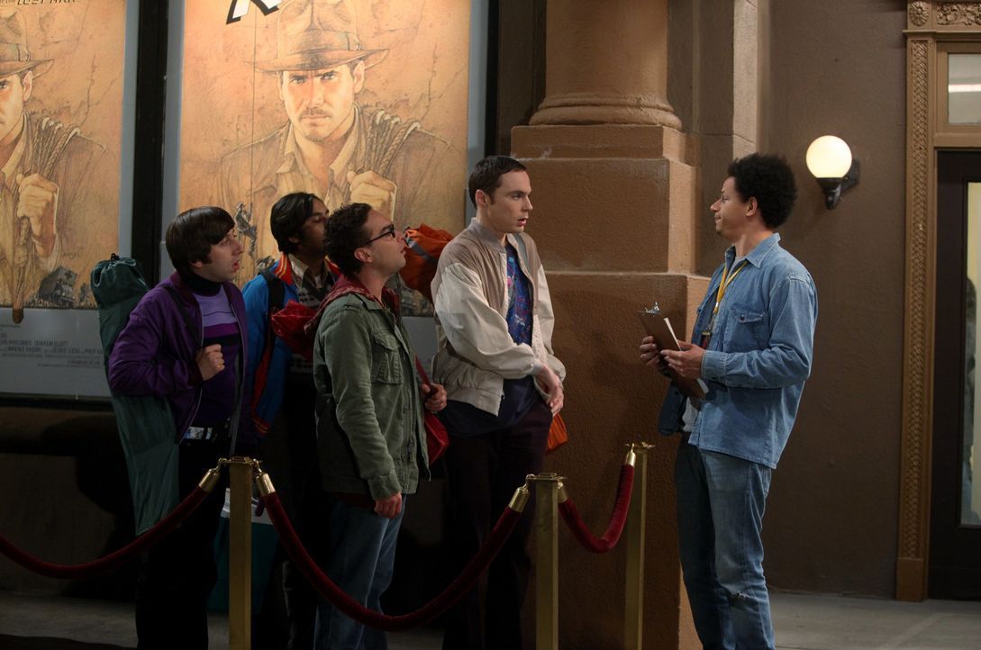 Joey (Eric Andre, r.) hat keine gute Nachricht für Sheldon (Jim Parsons, 2.v.r.), Raj (Kunal Nayyar, 2.v.l.), Leonard (Johnny Galecki, M.) und Howar... - Bildquelle: Warner Bros. Television