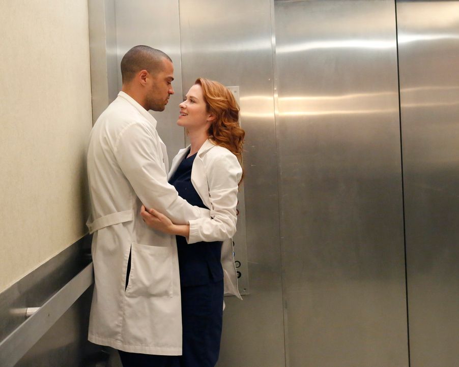 Eine Grippewelle erwischt das Krankenhaus und die Ärzte Jackson (Jesse Williams, l.) und April (Sarah Drew, r.) versuchen alles, damit sie dem Virus... - Bildquelle: ABC Studios