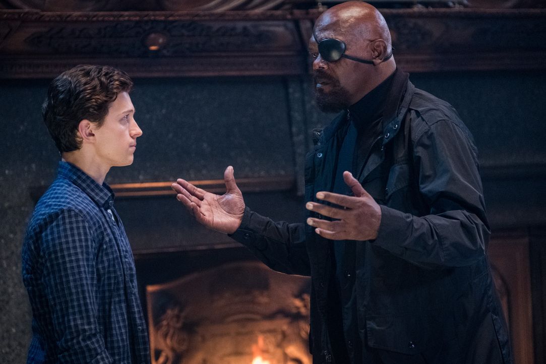 Peter Parker / Spider-Man (Tom Holland, l.); Nick Fury (Samuel L. Jackson, r.) - Bildquelle: Jay Maidment 2019 Columbia Pictures Industries, Inc. All Rights Reserved / Jay Maidment