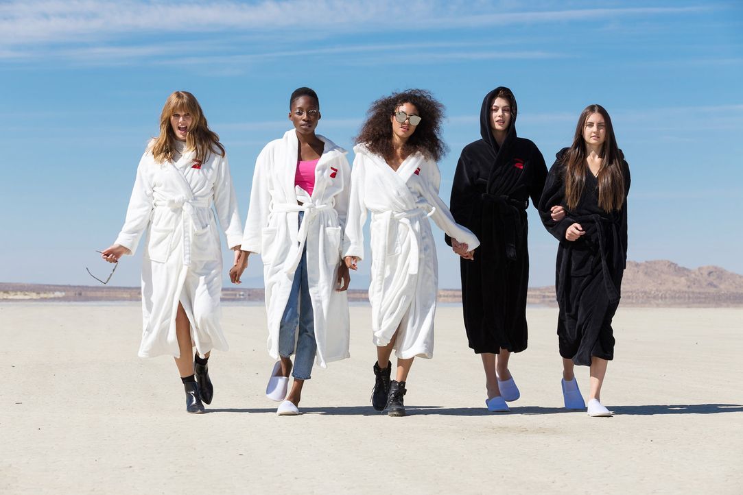 P7_GNTM15_1210440_TEASER-Pia-Toni-Julianna-Christina-Jennifer - Bildquelle: ProSieben/Martin Ehleben
