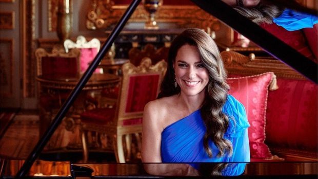 Newstime Video Überraschungsauftritt Beim Esc Prinzessin Kate Am Klavier Prosieben 