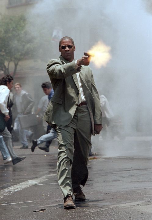 Nach der Entführung seines kleinen Schützlings schwört Creasy (Denzel Washington), sich erbarmungslos als "Mann unter Feuer" an den Männern zu r... - Bildquelle: 2004 Epsilon Motion Pictures