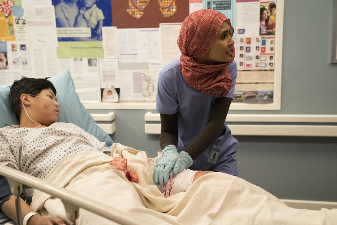 Als der junge Tyler (Coby Douang, l.) mit kritischen Verletzungen im Grey Sloan eingeliefert wird, muss Dahlia (Sophia Ali, r.) plötzlich schnell ha... - Bildquelle: Mitch Haaseth 2017 American Broadcasting Companies, Inc. All rights reserved./Mitch Haaseth