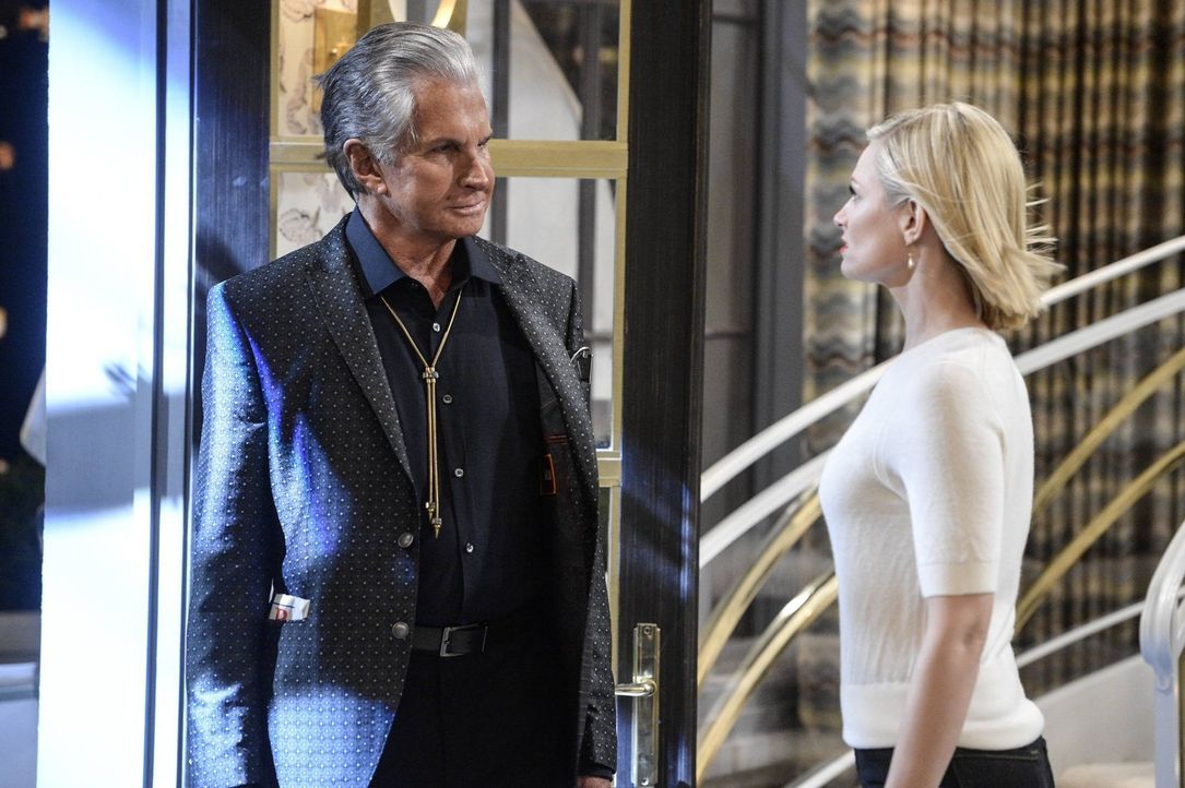 Während Max die Zeit mit Randy genießt, möchte dieser Caroline (Beth Behrs, r.) mit einem Freund verkuppeln. Doch leider ist Bob (George Hamilton, l... - Bildquelle: 2016 Warner Brothers
