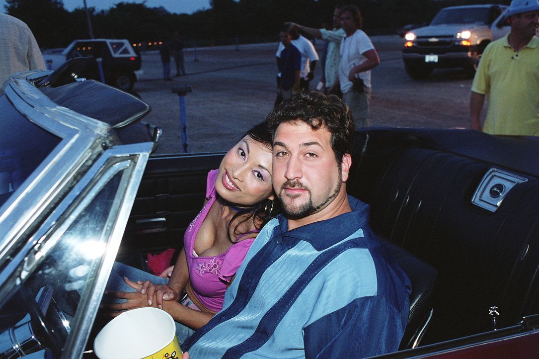 Nipp Su (Kira Clavell, l.) und Buddy (Joey Fatone, r.) haben noch viel vor ... - Bildquelle: Warner Brothers