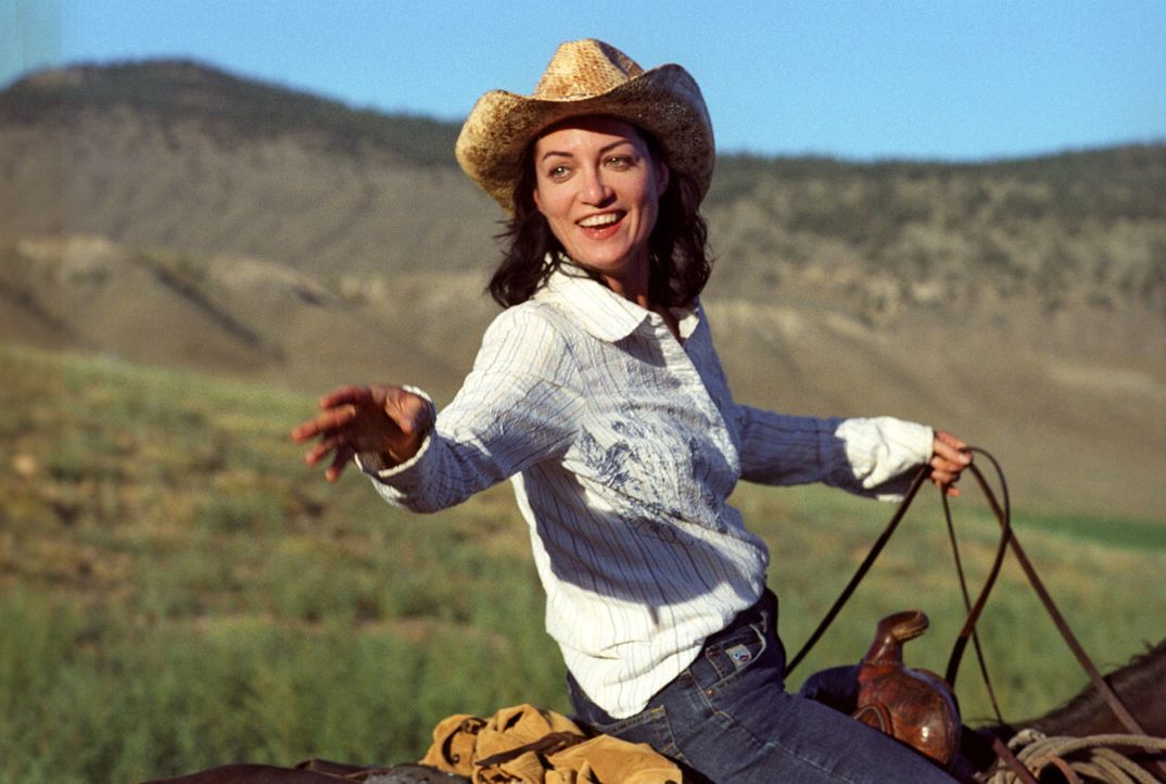 Katharina (Natalia Wörner) genießt das Leben auf der Ranch und ist verliebt ... - Bildquelle: Sat.1
