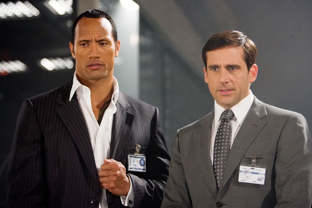 Obwohl Maxwell Smart (Steve Carell, r.), Top-Analytiker des Geheimdienstes CONTROL, seinen Job liebt, hat er nur einen Wunsch: Er will nicht sein Le... - Bildquelle: Warner Brothers