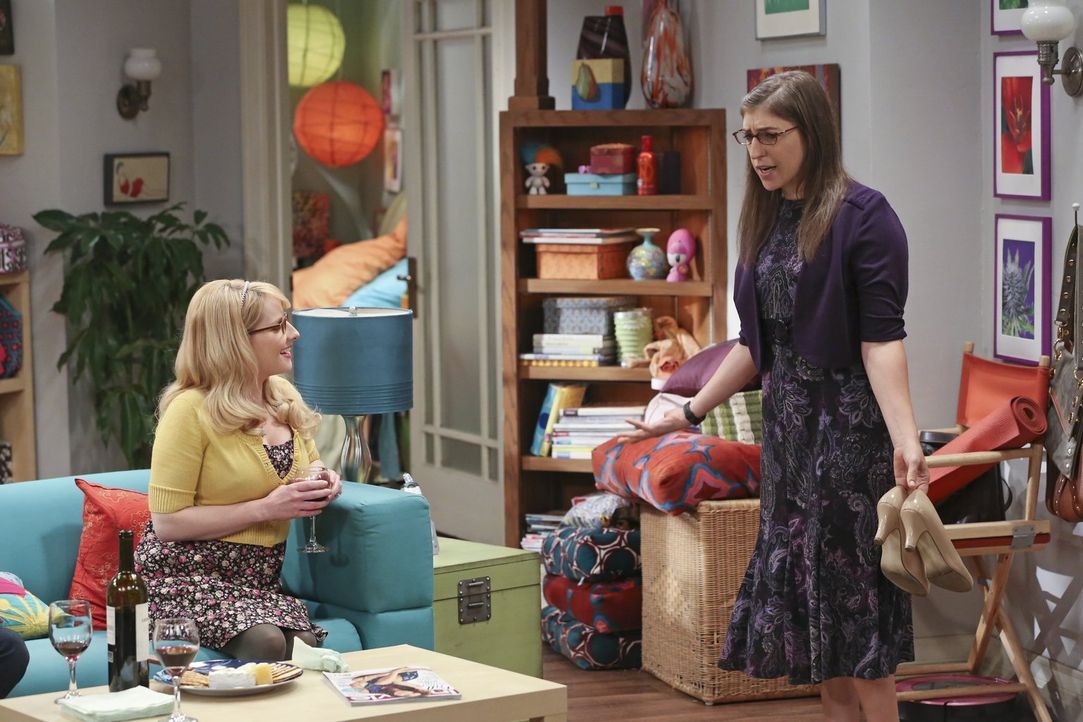 Penny und Bernadette (Melissa Rauch, l.) versuchen, Amy (Mayim Bialik, r.) etwas aufzuhübschen, da sie ein Date mit Dave hat, während Sheldon seine... - Bildquelle: 2015 Warner Brothers