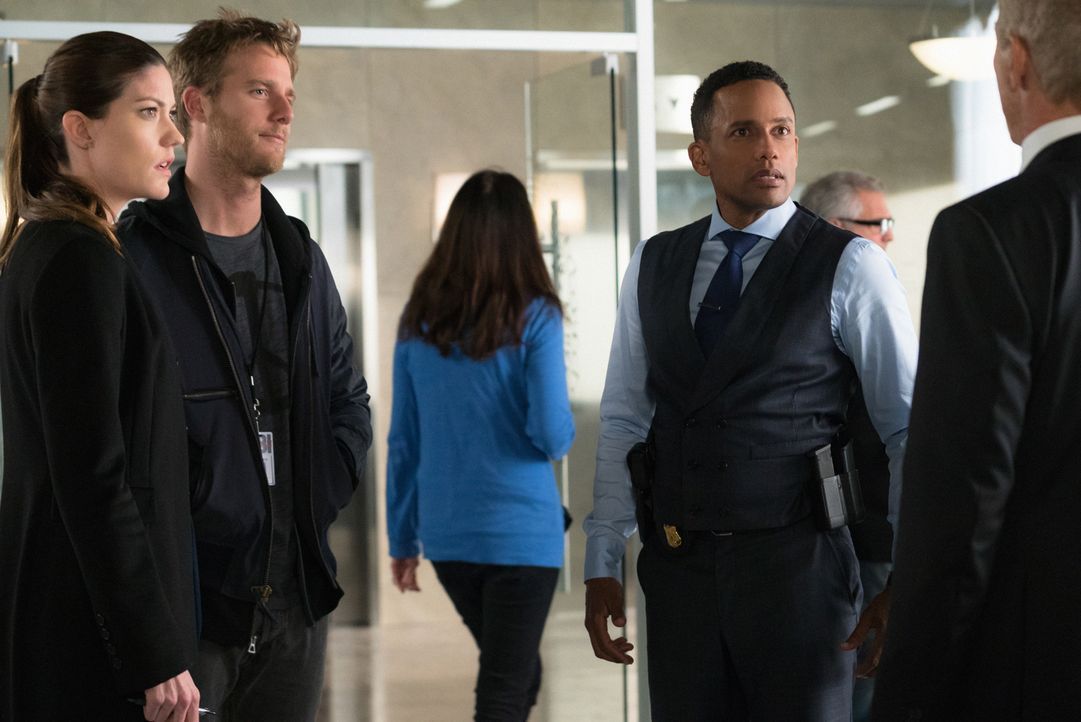 Brian (Jake McDorman, 2.v.l.), Rebecca (Jennifer Carpenter, l.) und Boyle (Hill Harper, 2.v.r.) können nicht verstehe, dass Naz verhaftet wurde. Sie... - Bildquelle: Michael Parmelee 2015 CBS Broadcasting, Inc. All Rights Reserved