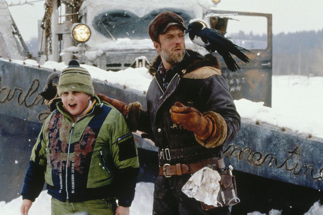 Der kleine Wayne (Josh Peck, l.) gerät in die Hände des ekelhaften Schneepflugfahrers (Chris Elliott, r.) ... - Bildquelle: Paramount Pictures