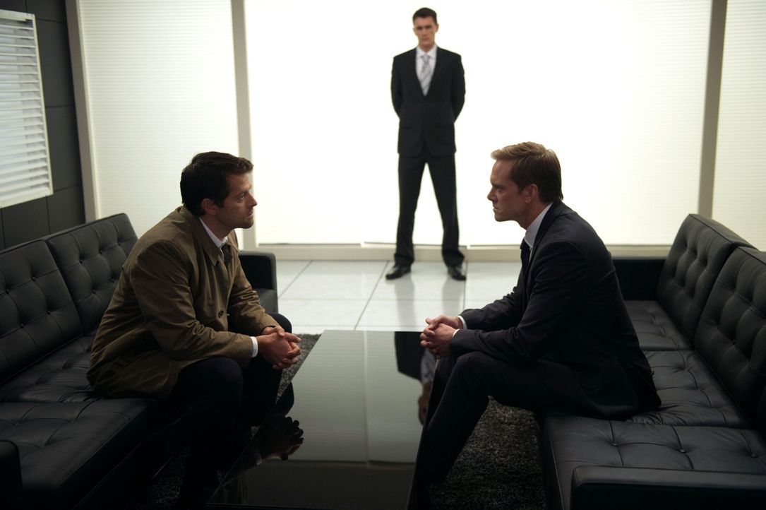 Was will Bartholomew (Adam Harrington, r.) von Castiel (Misha Collins, l.)? - Bildquelle: 2013 Warner Brothers