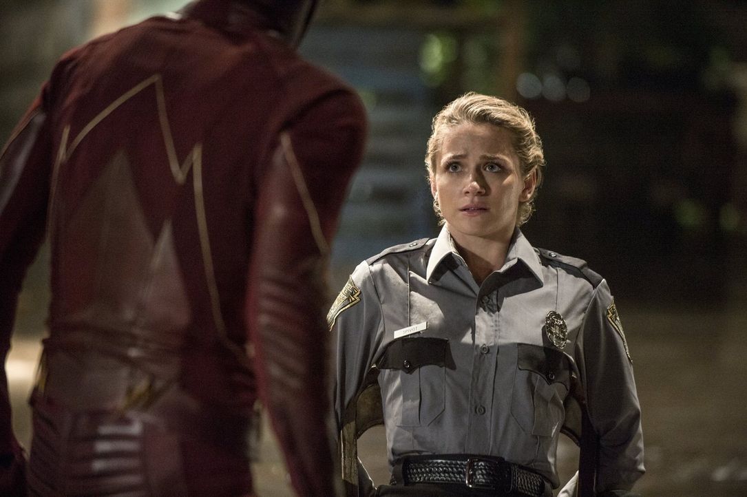 Muss schnell erkennen, was es bedeutet, wenn man sich dem Kampf gegen die Meta-Wesen anschließt: Polizistin Patty Spiovot (Shantel VanSanten) ... - Bildquelle: 2015 Warner Brothers.