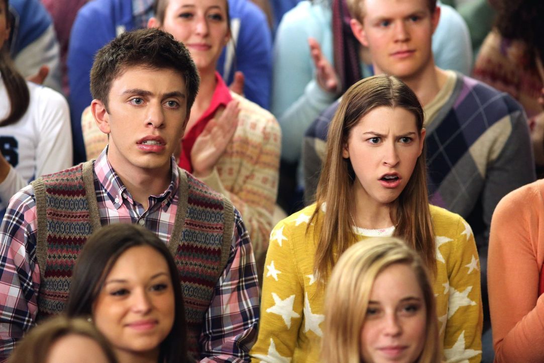 Brad (Brock Ciarlelli, l.) und Sue (Eden Sher, r.) sind entsetzt, als das Football-Cheerleading-Team verkündet, nun auch die Wrestler moralisch unte... - Bildquelle: Warner Brothers