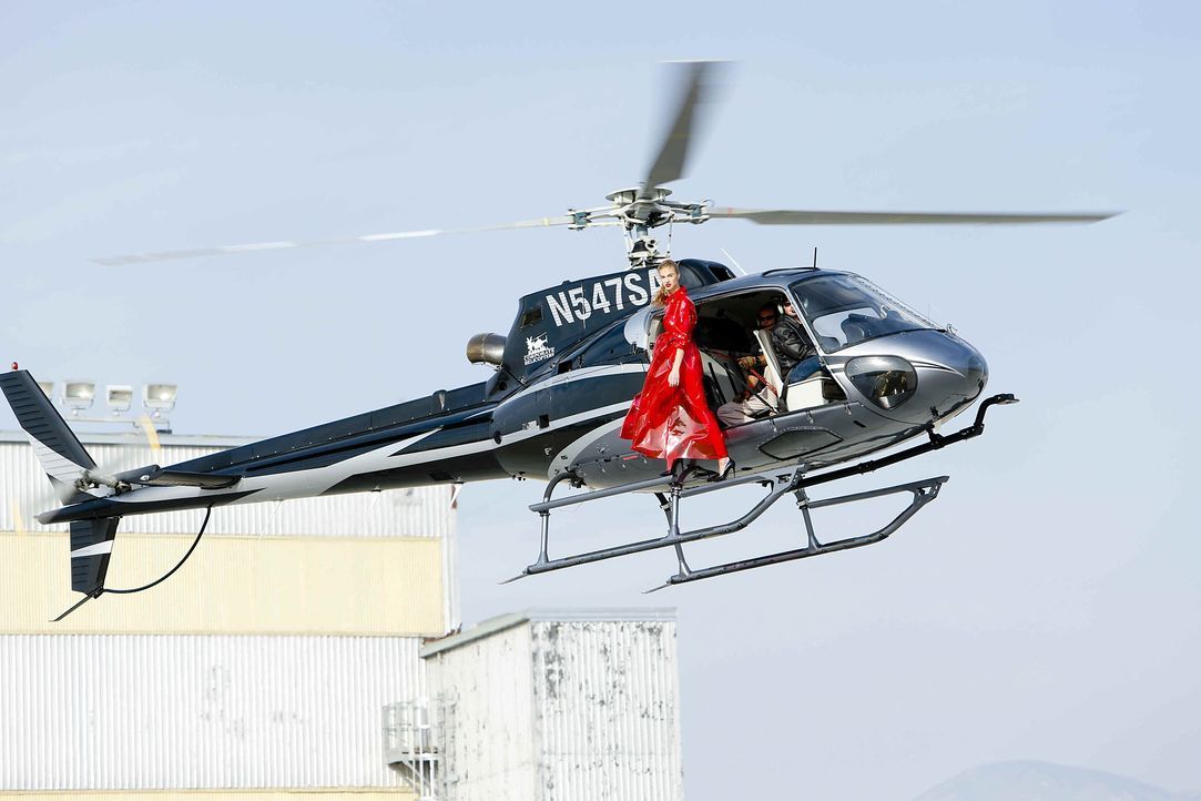 GNTM-Stf10-Epi06-Helikopter-Shooting-92-Jovana-ProSieben-Richard-Huebner - Bildquelle: ProSieben/Richard Huebner