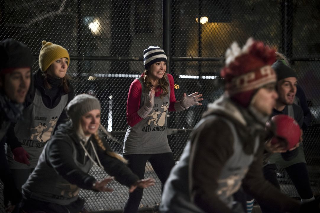 Nachdem Liza (Sutton Foster, M.) ihn in seinem Stolz verletzt hat, zeigt Jos ihr die kalte Schulter ... - Bildquelle: Hudson Street Productions Inc 2015
