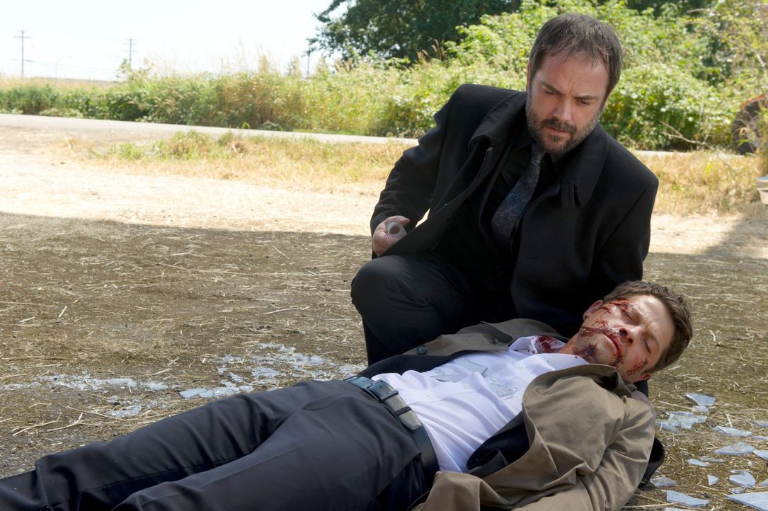 Als Castiel (Misha Collins, r.) lebensgefährlich verwundet wird, taucht ausgerechnet Crowley (Mark Sheppard, l.) auf. Was hat der Teufel mit dem ver... - Bildquelle: 2016 Warner Brothers