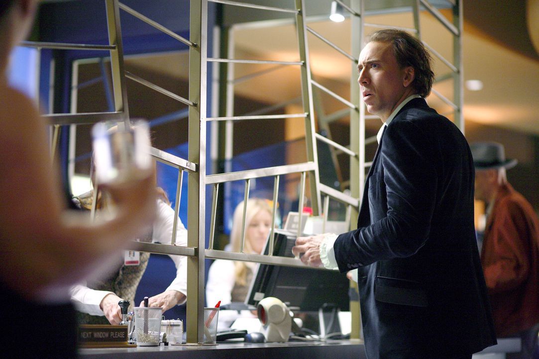 Aufgrund seiner Fähigkeit, in die Zukunft sehen zu können, wird Johnson (Nicolas Cage) vom FBI um Hilfe gebeten. Er soll eine Bombe ausfindig mach... - Bildquelle: t   2007 Paramount pictures. All Rights Reserved.
