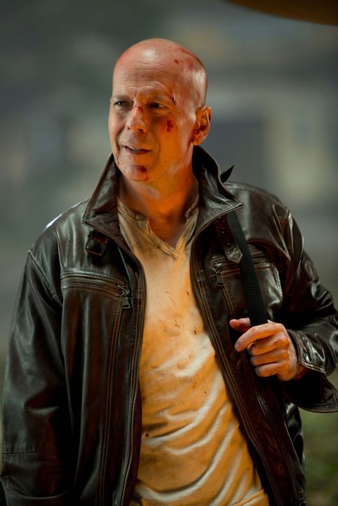 John McClane (Bruce Willis) ist zurück! Er muss nach Moskau reisen, wo sein Sohn Jack inhaftiert wurde - und schon findet er sich zwischen Terrorist... - Bildquelle: 2013 Twentieth Century Fox Film Corporation. All rights reserved.