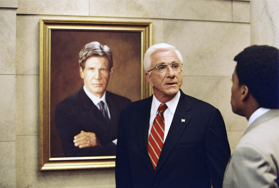 Ist US-Präsident Harris (Leslie Nielsen, l.) in Gefahr? Nach den mysteriösen Meldungen herrscht im Weißen Haus "Alarmstufe Rot"! - Bildquelle: Miramax Films