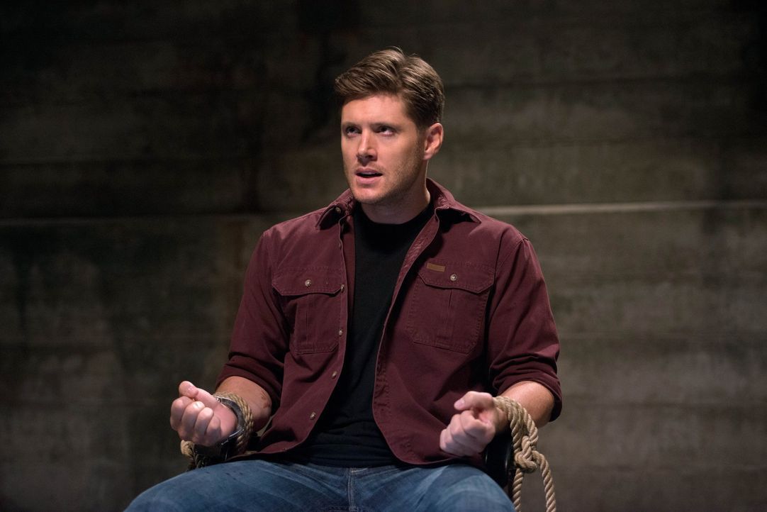 Während Sam eigentlich versucht, Dean (Jensen Ackles) mit geweihtem Blut zu heilen, versucht dieser mit allen Mitteln, Sam gegen sich aufzubringen .... - Bildquelle: 2016 Warner Brothers