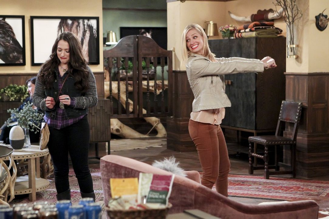 Während sich Max (Kat Dennings, l.) und Caroline (Beth Behrs, r.) in Texas an einem Zombie-Casting beteiligen, geraten die Bauarbeiten an ihrer Dess... - Bildquelle: Warner Bros. Television