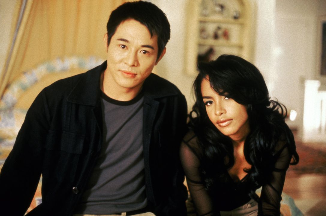 Da Han (Jet Li, l.) und Trish (Aaliyah, r.) mit den illegalen Aktivitäten ihrer Familien nichts zu tun haben wollen, beschließen sie, die Morde an... - Bildquelle: Warner Bros. Pictures