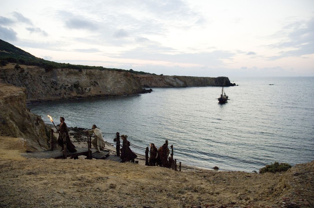 Verfolgt von den Goten führt Aurelius (Colin Firth, l.) seine Freunde auf die Insel Britannien, wo die neunte Legion stationiert ist - die letzte l... - Bildquelle: TOBIS Filmkunst GmbH & Co. Verleih KG