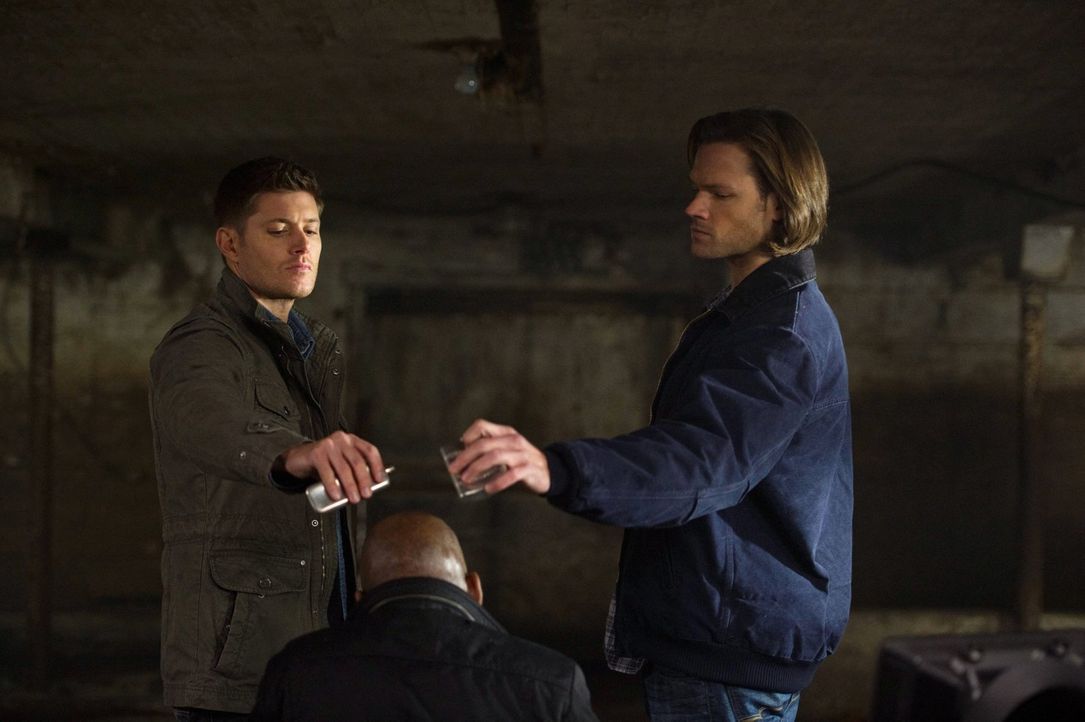 Was Sam (Jared Padalecki, r.) und Dean (Jensen Ackles, l.) von dem Kreuzungsdämon erfahren, sorgt für einige Verwirrungen ... - Bildquelle: Warner Bros. Television