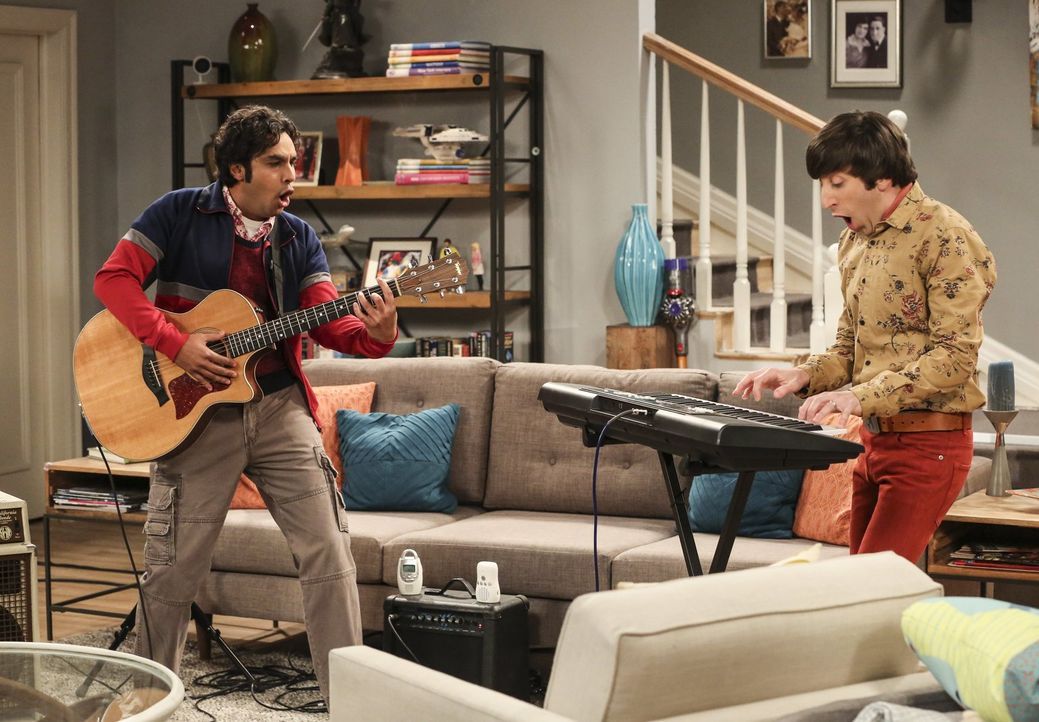 Raj (Kunal Nayyar, l.) und Howard (Simon Helberg, r.) proben für ihren ersten Auftritt, doch dann muss Howard feststellen, dass es nicht so einfach... - Bildquelle: Warner Bros. Television