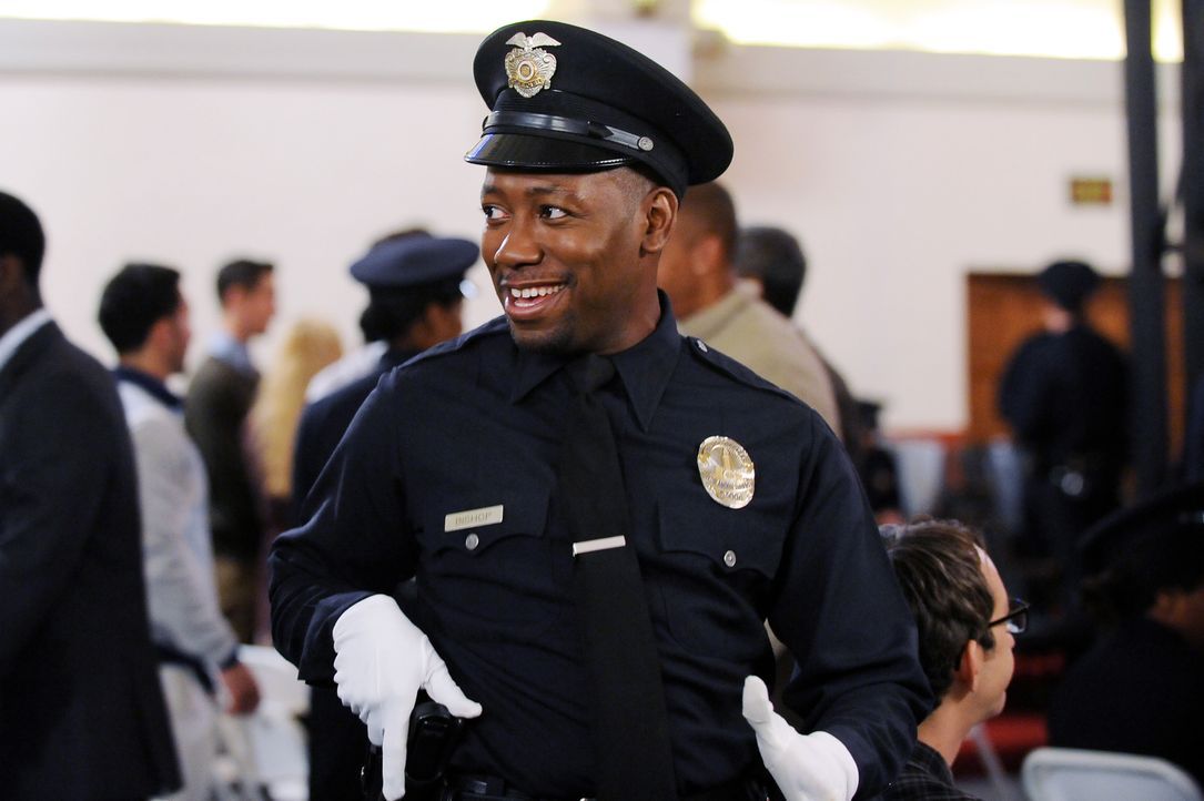 Noch feiert Winston (Lamorne Morris) seinen Abschluss an der Polizeischule ... - Bildquelle: 2015 Twentieth Century Fox Film Corporation. All rights reserved.