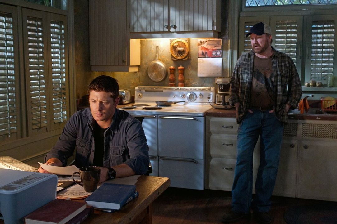 Machen sich Sorgen um Sam: Bobby (Jim Beaver, r.) und Dean (Jensen Ackles, l.) ... - Bildquelle: Warner Bros. Television