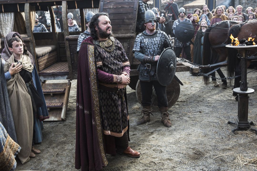 Wird sich König Aelle (Ivan Kaye, M.) mit König Ecbert verbünden und gegen die Wikinger vorgehen? - Bildquelle: 2014 TM TELEVISION PRODUCTIONS LIMITED/T5 VIKINGS PRODUCTIONS INC. ALL RIGHTS RESERVED.