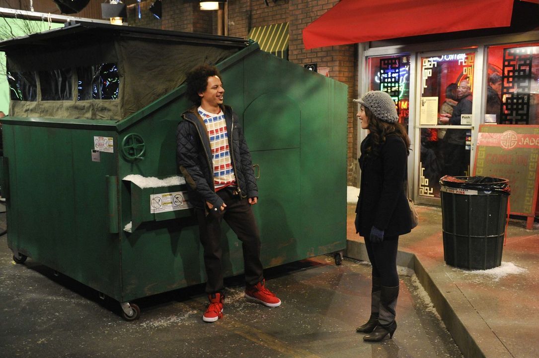 Eigentlich hat sich Max (Kat Dennings, r.) Dekes (Eric André, l.) Wohnung anders vorgestellt ... - Bildquelle: Warner Brothers Entertainment Inc.