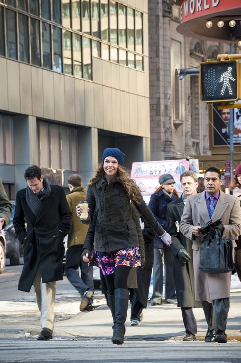 Nachdem ein attraktiver 26-Jähriger sie in einer Bar angesprochen hat und sie auf Mitte 20 geschätzt hat, trifft Liza (Sutton Foster) eine mutige En... - Bildquelle: Hudson Street Productions Inc 2015