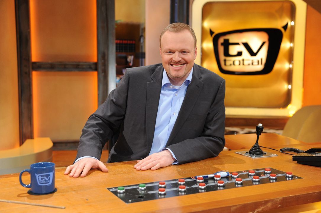 Stefan Raab präsentiert 'TV total' ... - Bildquelle: Willi Weber ProSieben