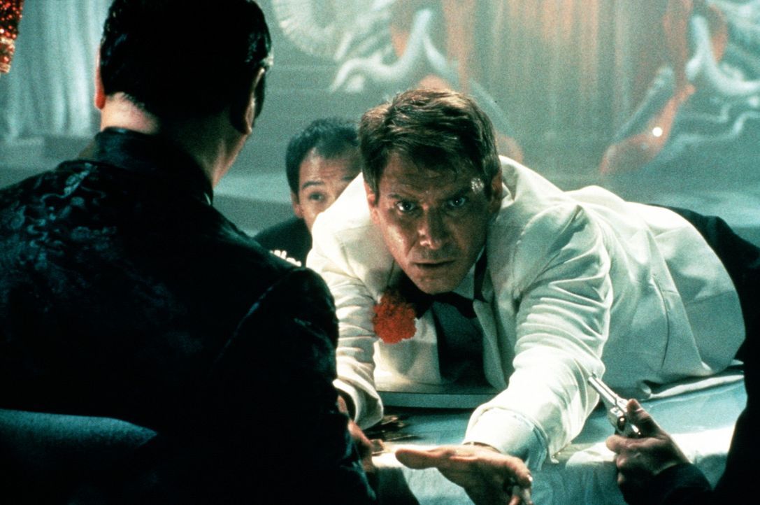 Hinterlistig versucht der Gangsterkönig Lao Che (Roy Chiao, l.), Dr. Jones (Harrison Ford, M.) bei dem Deal zu betrügen, und tut Gift in dessen Ch... - Bildquelle: Paramount Pictures