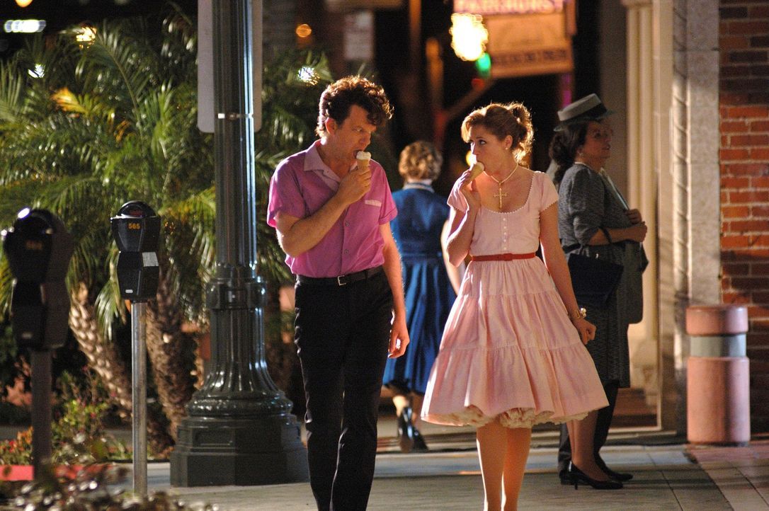 Zunächst sind Dewey (John C. Reilly, l.) und Darlene (Jenna Fischer, r.) nur Kollegen - doch mit der Zeit entwickeln sich starke Gefühle zwischen de... - Bildquelle: 2007 Columbia Pictures Industries, Inc.  and GH Three LLC. All rights reserved.