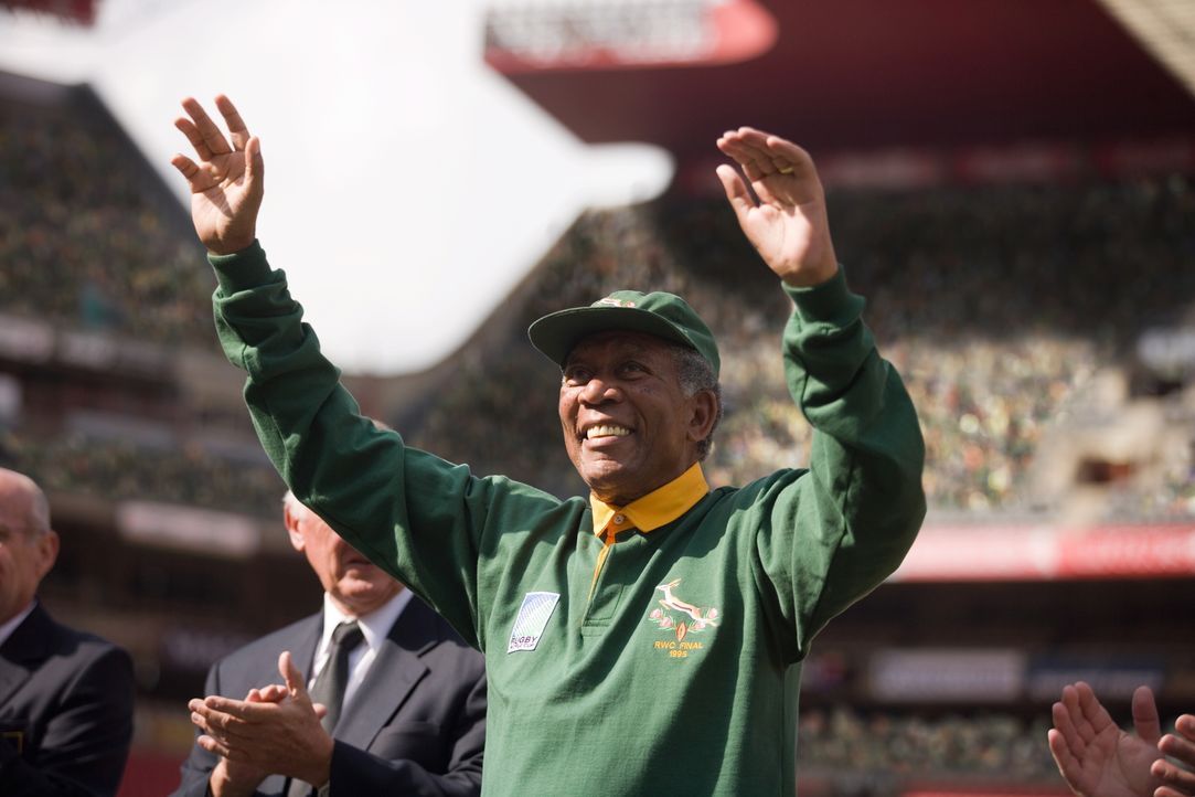 1995: Die Kluft zwischen den Rassen und den sozialen Schichten ist weithin spürbar. Doch dann mobilisiert Präsident Nelson Mandela (Morgan Freeman)... - Bildquelle: Warner Bros.