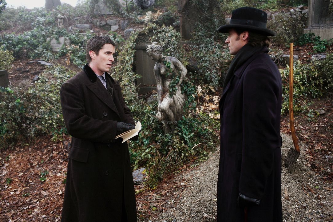 Ende des 19. Jahrhunderts treffen die beiden aufstrebenden Magier Robert Angier (Hugh Jackman, r.) und Alfred Borden (Christian Bale, l.) in London... - Bildquelle: Warner Television