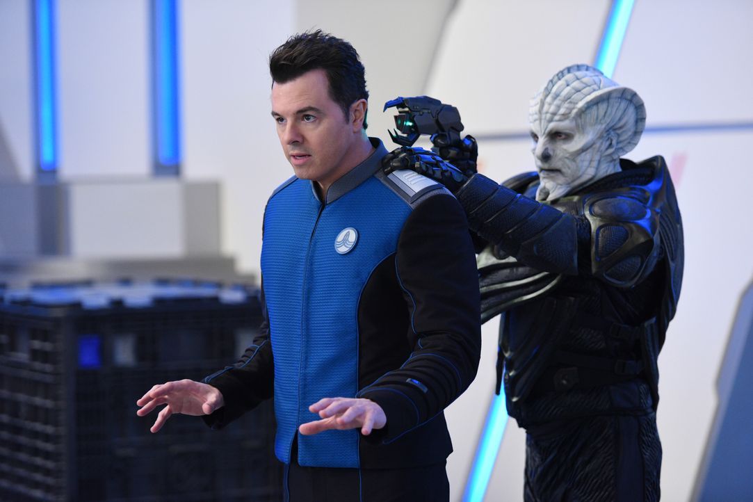Noch sehen es Ed (Seth MacFarlane, l.) und Gordon (Scott Grimes, r.) als Spaß an, wie Krills auszusehen, doch schon bald ist das ihre einzige Chance... - Bildquelle: Michael Becker 2017 Fox and its related entities. All rights reserved. / Michael Becker